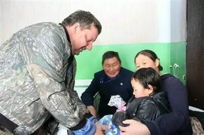 工作人员看望小女孩