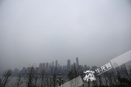好天气不再，阴天伴随零星降雨袭来。记者 李裕锟摄