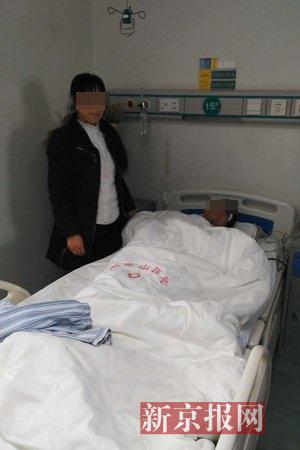 被打男子在医院接受治疗。新京报记者 卢通 摄
