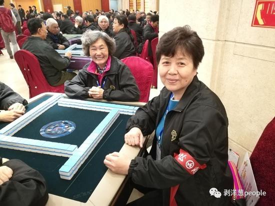比赛第一天,王桂英(右一)提前半个小时就在赛场准备。