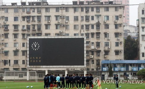 3月20日，在湖南省人民体育中心，韩国国足球员们进行热身（图片来源：韩联社）