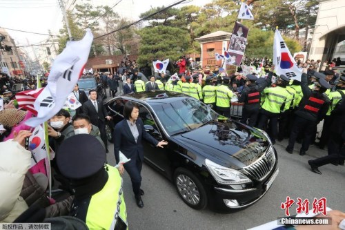 【图三】韩国检察厅特别调查本部于21日上午9时30分传唤前总统朴槿惠，对她受贿、滥用职权等嫌疑进行调查。