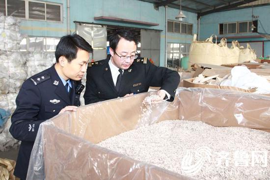 青岛海关查获利用他人许可证走私进口废塑料