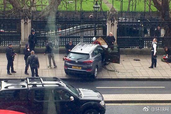 据BBC快讯：英国议会大厦外发生枪击事件，议会大厦暂时关闭。