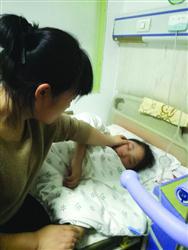 16岁的高二学生患上重病，妈妈守着女儿很心疼。读者供图