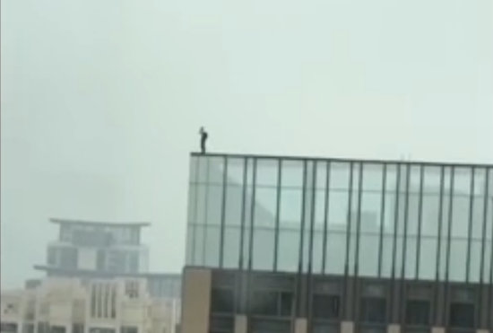 惊险！男子从41楼顶层飞身跳伞吓坏路人