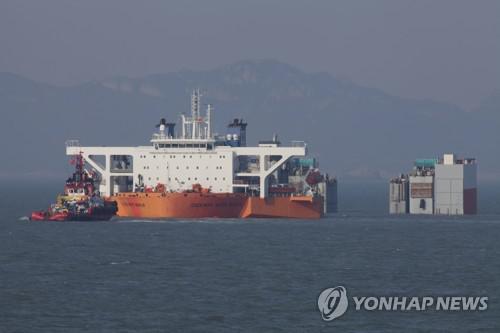 22日，在“世越”号沉没海域，将把沉船运往木浦港的半潜船正在运船测试