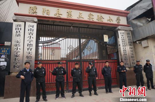 事故发生后学校已经停课,武警在校门口戒严。 韩章云 摄