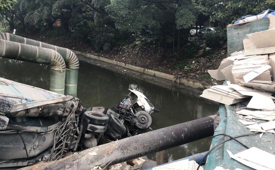 两大货车相撞   一起坠入河道