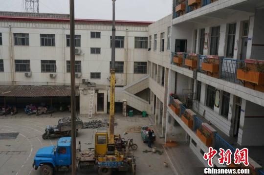 图为23日上午，施工车辆进入濮阳县第三实验小学（老校区），对学校厕所实施改造。　韩章云 摄