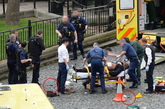 据BBC直播画面，英国议会大厦恐怖袭击嫌疑人图像曝光。