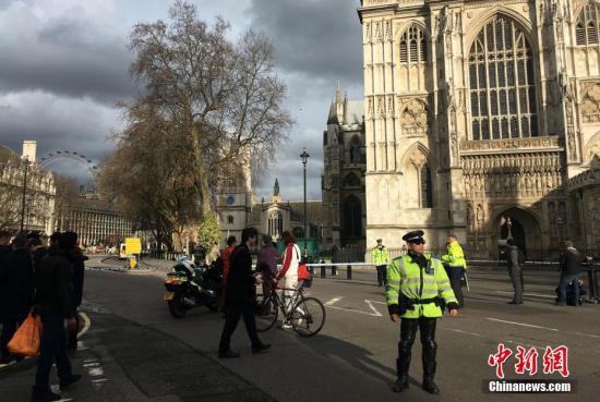 3月22日，英国议会大厦外发生一起袭击事件，伦敦警方已将这一事件定性为“恐怖袭击”。中新社记者 周兆军 摄