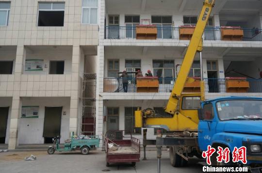 图为23日上午，施工车辆进入濮阳县第三实验小学（老校区），对学校厕所实施改造。　韩章云　摄