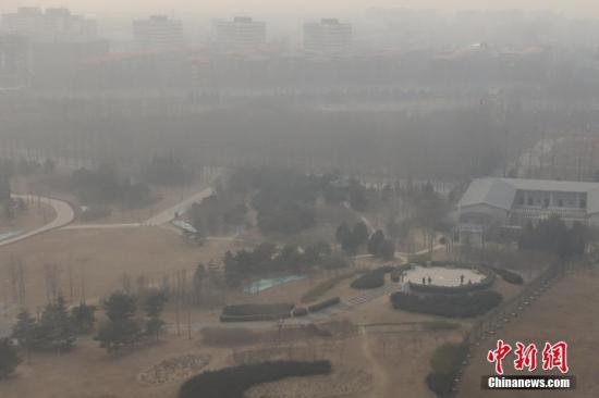 图：2017年2月15日，北京迎来雾霾。 中新社记者 崔楠 摄