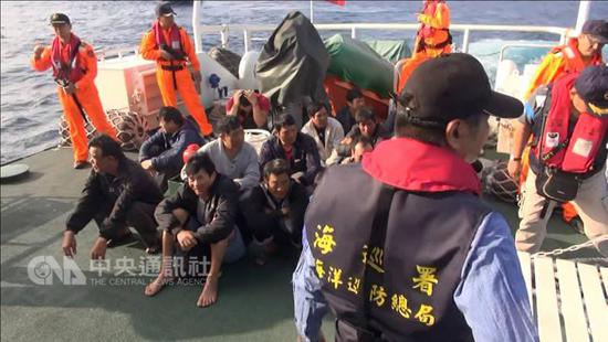 　　据台湾“中央社”3月23日援引台湾海防部门的消息报道，台湾“海巡署”扣押了中国大陆渔船的船员。