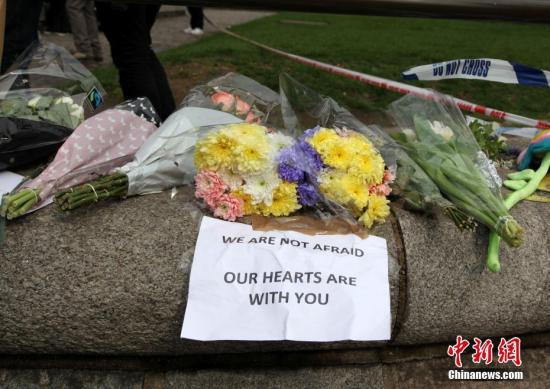 3月23日，伦敦市民在英国议会大厦附近向恐怖袭击事件中的遇难者献花。3月22日，英国议会大厦外发生恐怖袭击事件，造成5人死亡、40余人受伤。 中新社记者 周兆军 摄