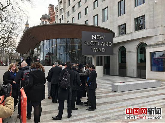 3月23日，伦敦警察厅楼前聚集了大批媒体记者。王志永 摄