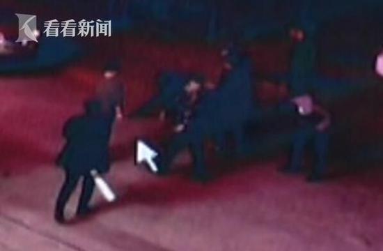 17名95后青年醉酒持砍刀混战 数人倒地不起