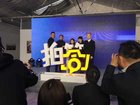 新浪网副总裁、新闻总编辑周晓鹏(左二),新浪图片总监翟红刚(左一),答主代表、北京电影学院副教授、策展人朱炯(右二),中国著名时尚摄影师童梦(右一),以及拍答天使用户代表陈诗莹(中)等人共同启动了“拍答”。