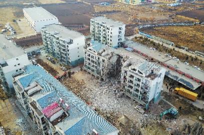 爆炸发生后，一个单元整体塌陷。这是25日航拍的事故现场 新华社发