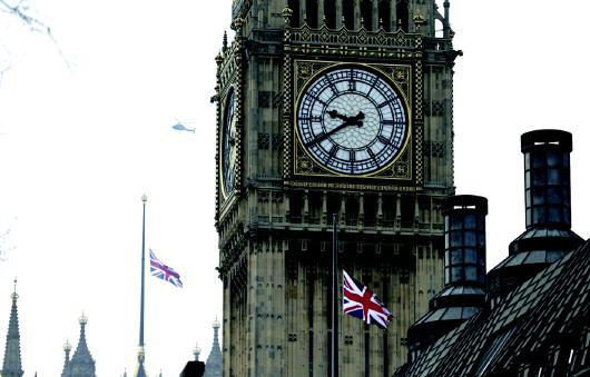 23日，位于伦敦的英国议会大厦降半旗悼念恐袭遇难者。 新华/路透