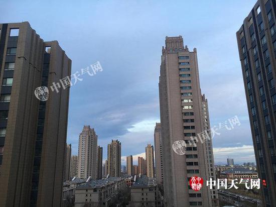 今晨北京天空云量较多，能见度不错，远处建筑清晰可见。