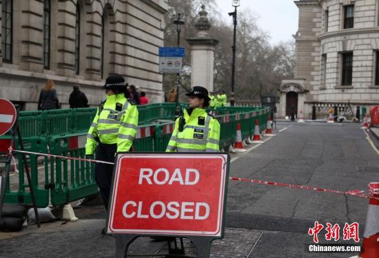 当地时间3月23日上午，英国议会大厦周边仍处于封锁状态，警察在附近街道拉上警戒线，不允许车辆、行人进入。3月22日，英国议会大厦外发生恐怖袭击事件，造成5人死亡、40余人受伤。 中新社记者 周兆军 摄