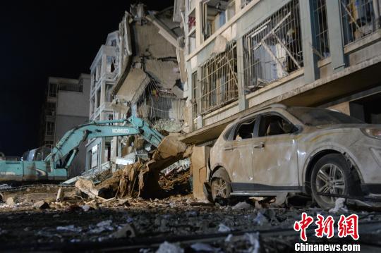 图为爆炸居民楼，该楼正面一个单元贯穿性坍塌。。　刘文华 摄