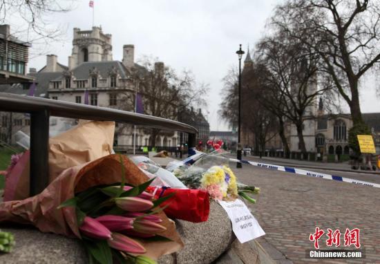 3月23日，伦敦市民在英国议会大厦附近向恐怖袭击事件中的遇难者献花。3月22日，英国议会大厦外发生恐怖袭击事件，造成5人死亡、40余人受伤。 中新社记者 周兆军 摄