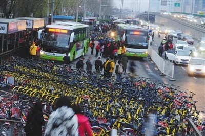 23日，北京，位于大望桥东侧的公交车站被上千辆共享单车“围困”。