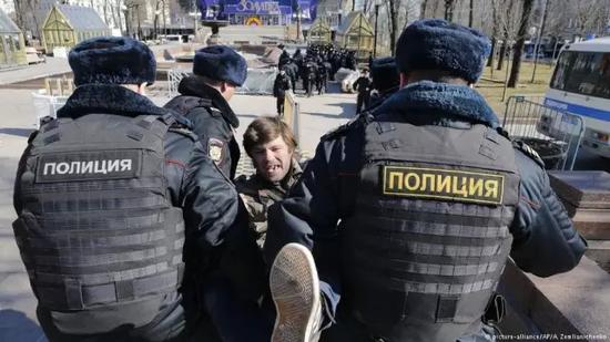 现场：俄罗斯多地爆发反腐败游行 超500人被捕