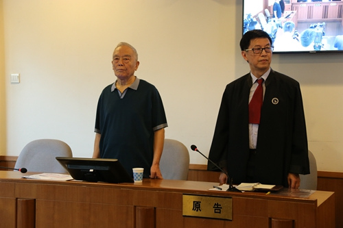 本案一审时,季承(左)在法庭上。北京一中院供图