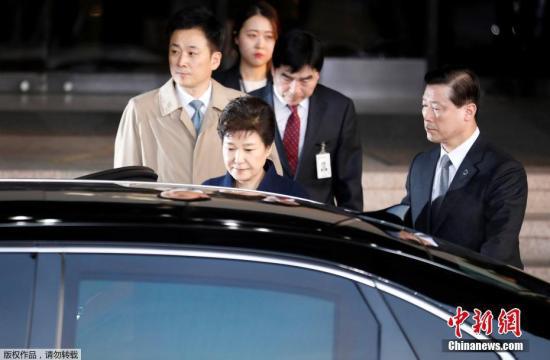 当地时间2017年3月21日夜，韩国首尔，韩国检察厅特别调查本部21日晚11时40分许结束了对前总统朴槿惠的调查。调查共持续14小时，朴槿惠在确认审讯记录内容后归家。