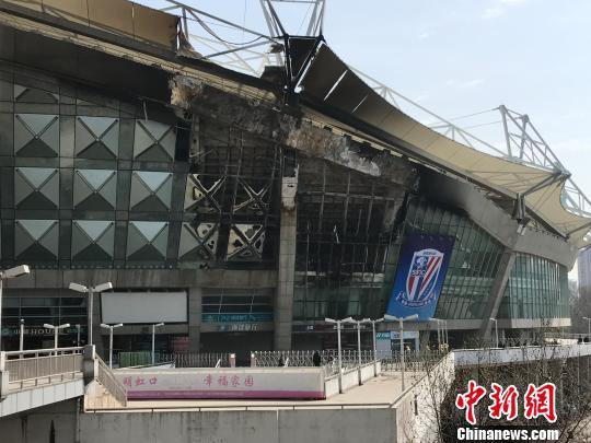 上海虹口足球场突发大火,目前火势已熄灭,无人员伤亡。 王子涛 摄