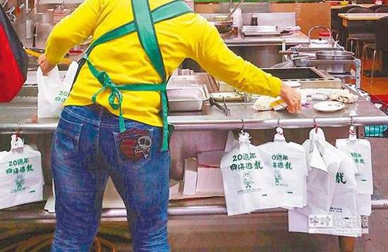 台当局“役政署”开放替代役男可到服务业服役，像是四海游龙、便利商店等皆可向台当局申请产业训储替代役。（图片来源：台湾：中时电子报）