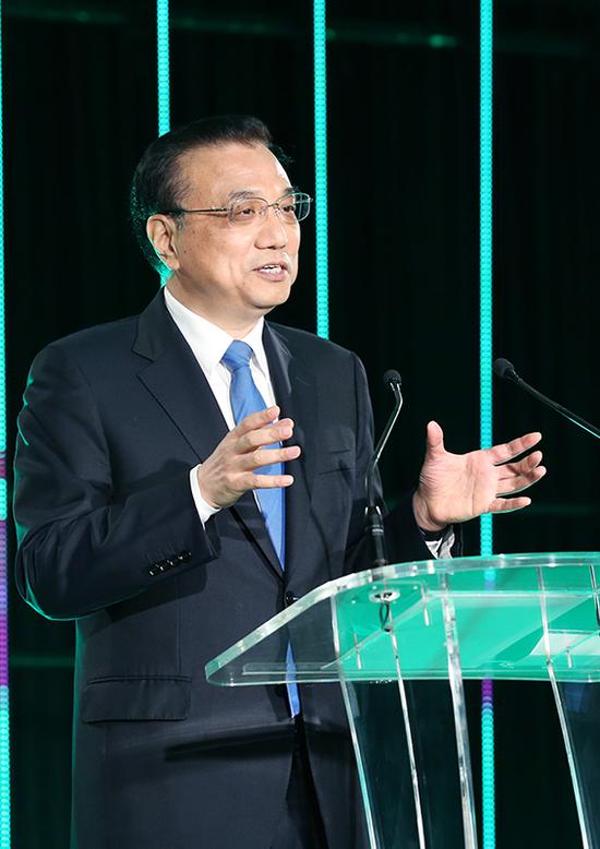当地时间3月28日中午,李克强总理在奥克兰下榻饭店与新西兰总理英格利希共同出席新西兰各界欢迎宴会并发表演讲。