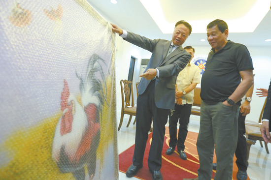 27日，中国驻菲大使赵鉴华赠送菲总统杜特尔特两幅画作为生日礼物。