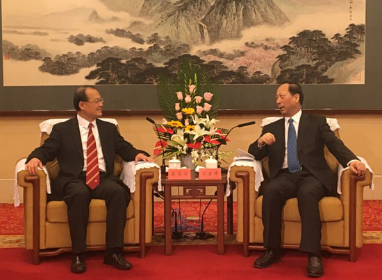 江苏省省长石泰峰（右）会见蔡冠深率领的香港中华总商会一行