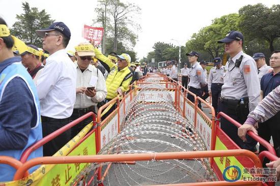 警消联盟等团体聚集300人在蔡英文车队抵达时下跪陈情。（图片来源：台湾“东森新闻云”）