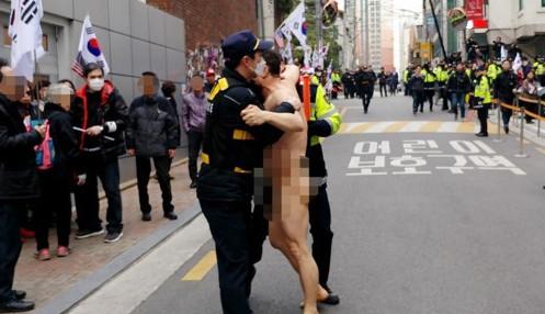 在朴槿惠私宅前裸奔的男子被警方抓获