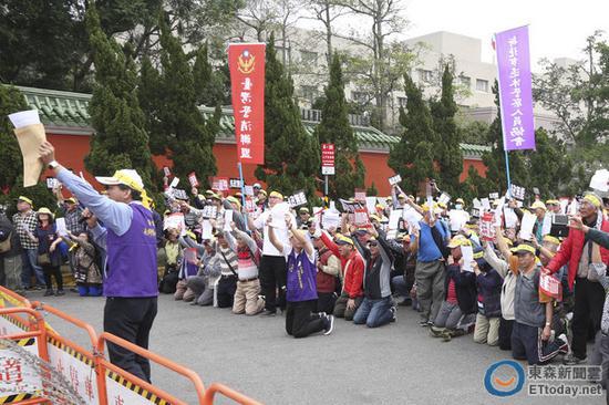 警消联盟等团体聚集300人在蔡英文车队抵达时下跪陈情。（图片来源：台湾“东森新闻云”）