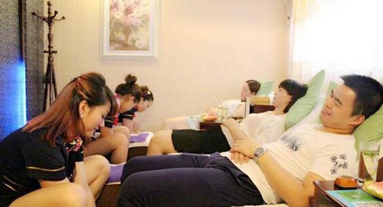 日本女优上原カエラ诱惑十足