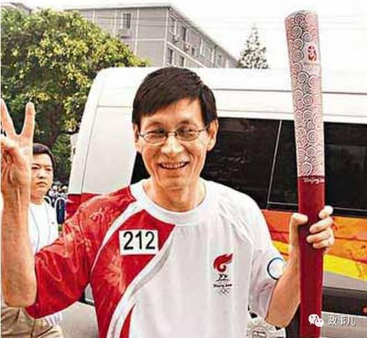 图为2008年参加奥运火炬传递的朱云来