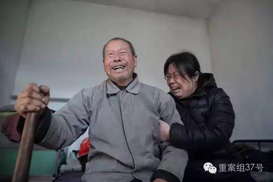 ▲聂树斌父亲得知聂树斌被判无罪消息后失声痛哭。 新京报记者 彭子洋 摄影报道