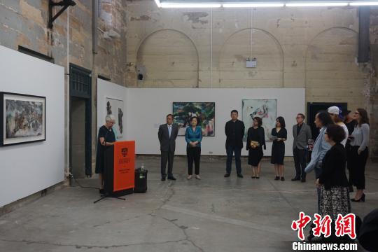 悉尼大学美术学院院长玛格丽特·哈里斯在开幕式致辞。　夏长青　摄