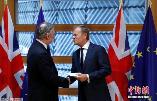 英国启动“脱欧”程序的通知信函由英国驻欧盟大使蒂姆·巴罗递交至欧洲理事会主席图斯克手中。
