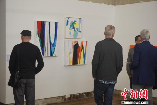 观众欣赏参展作品。　夏长青 摄