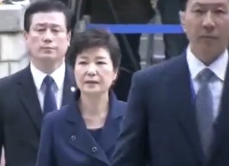 朴槿惠抵达韩国法院接受审查 表情凝重