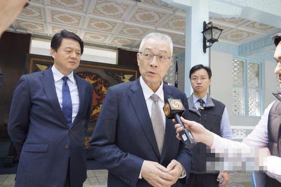 吴敦义上午前往桃园大溪慈湖及头寮分别参拜两蒋陵寝，并接受访问。（图片来源：中评社）