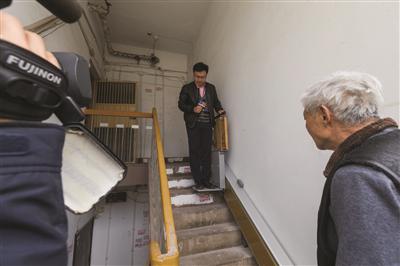 老人向记者展示了他自费安装的楼道电梯